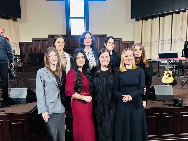 Сестри служіння Grace Women у залі церкви